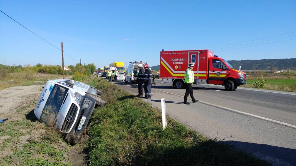 Un CAMION a izbit VIOLENT un microbuz