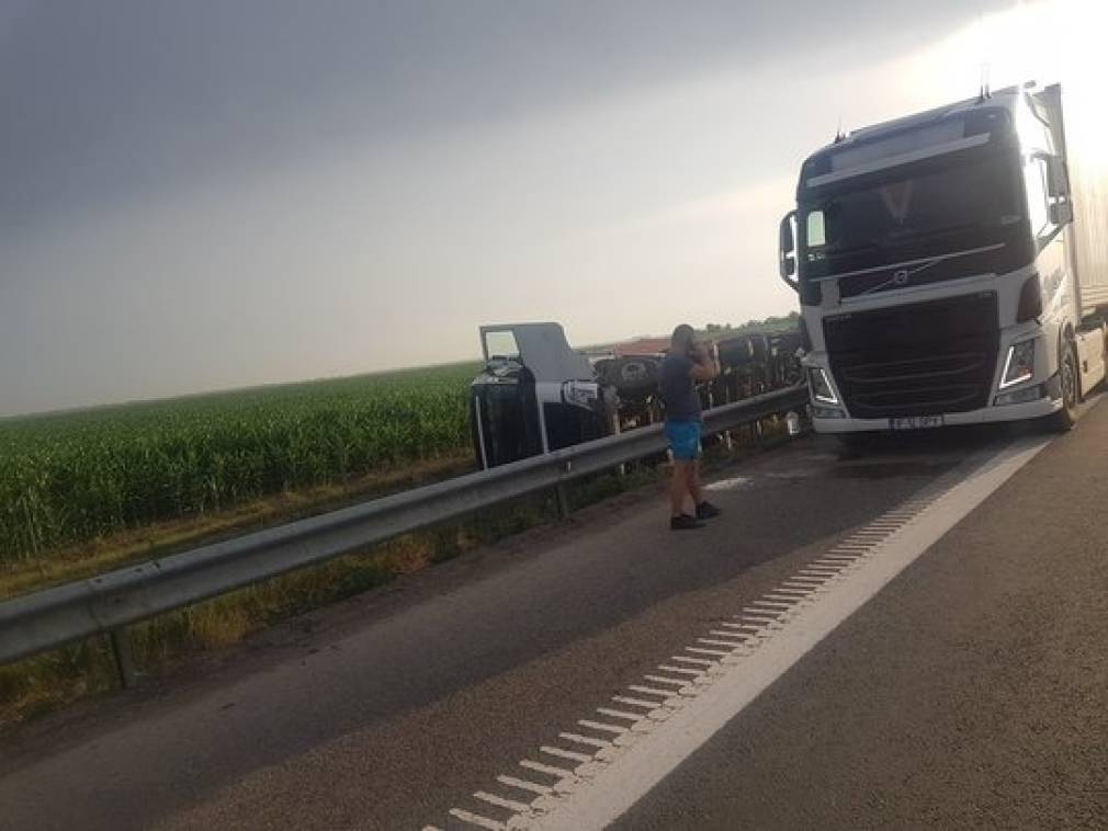 Accident cu trei mașini și un CAMION pe autostradă