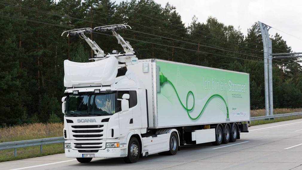 VÂNZĂRILE DE CAMIOANE ELECTRICE ŞI HYBRID VOR AJUNGE LA 2,2 MILIOANE DE UNITĂŢI ÎN 2025