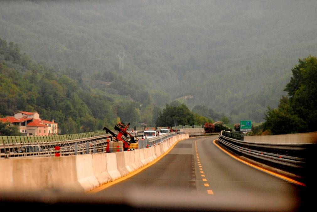 Îi trecere autostrada prin sufagerie