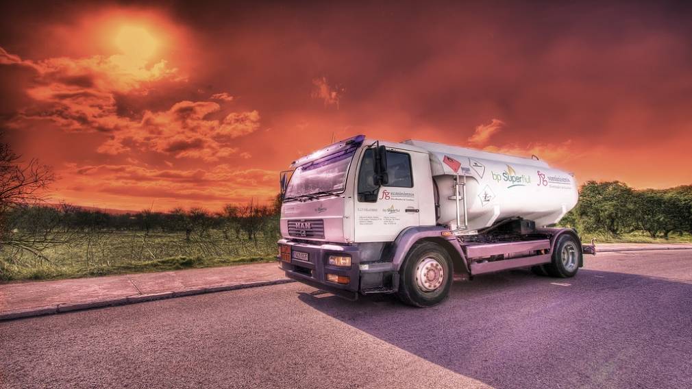 Cisternă răsturnată pe autostradă. Kerosen pe carosabil