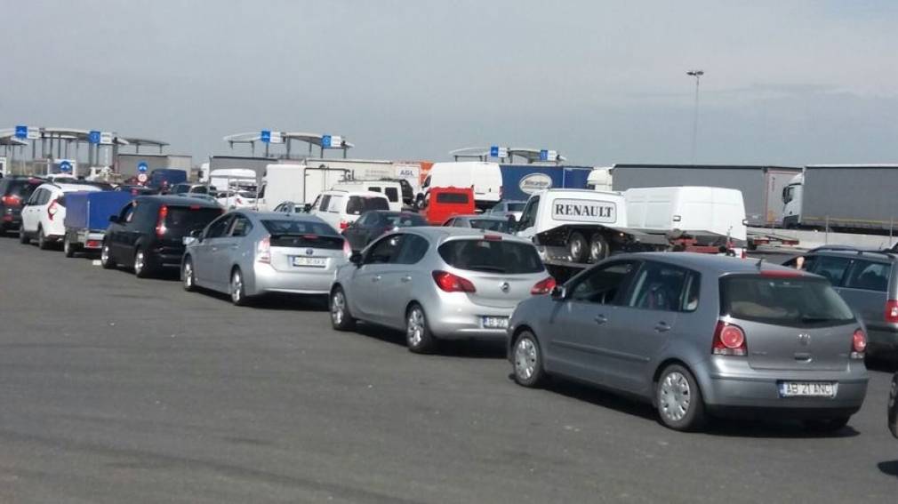 CAMIOANELE așteaptă 4 ore pentru a ieși din VAMA NĂDLAC