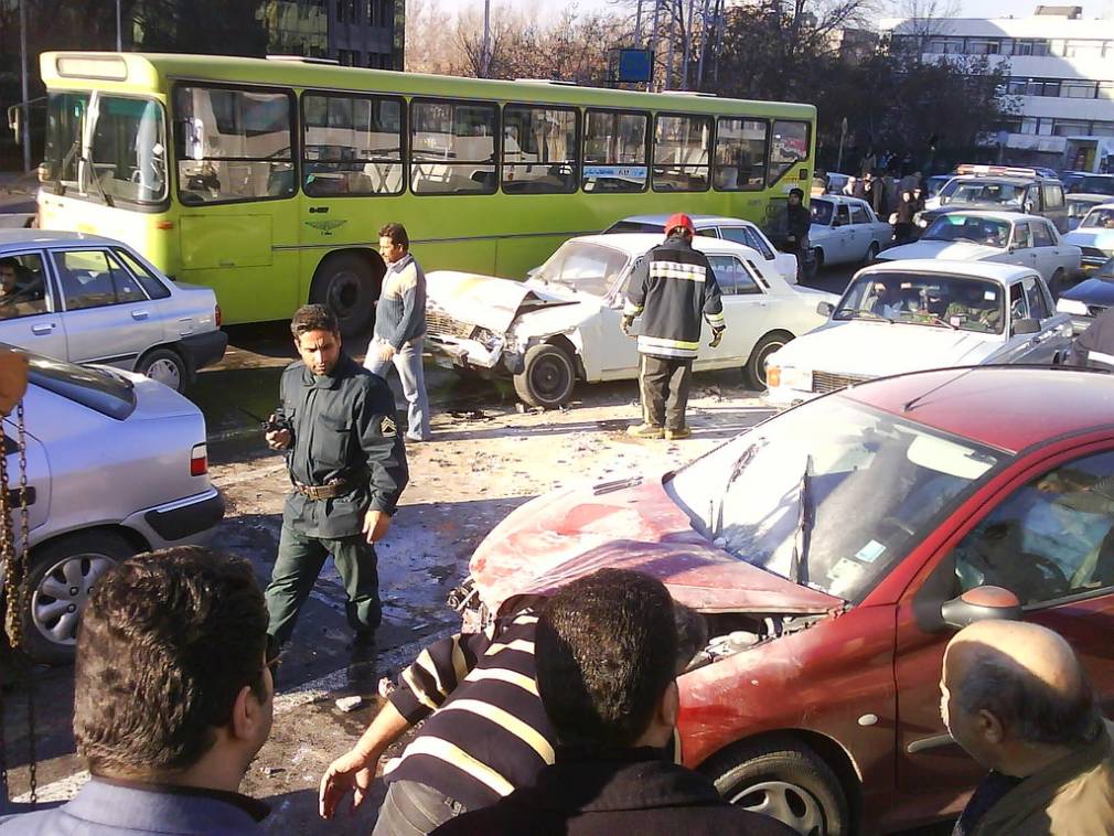 Un puști de 19 a vrut să depășească o coloană de mașini. A fost strivit de un CAMION!