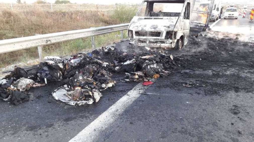 Două autovehicule au luat foc pe Autostrada Sibiu-Deva