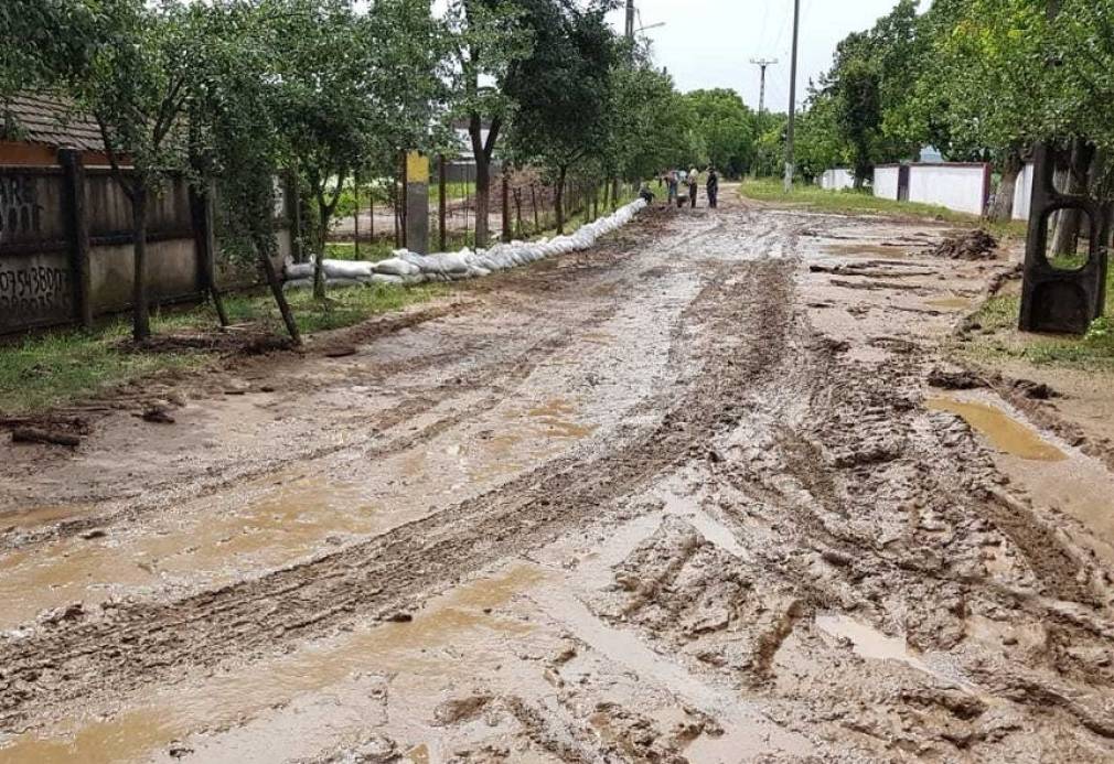 FOTO. Cum arată un drum în România după o scurtă ploaie