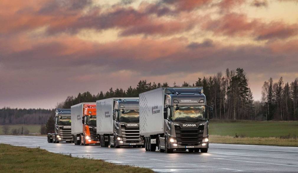 Noi teste Scania pentru condusul în PLUTON. Ce se întâmplă când se insinuează o mașină străină